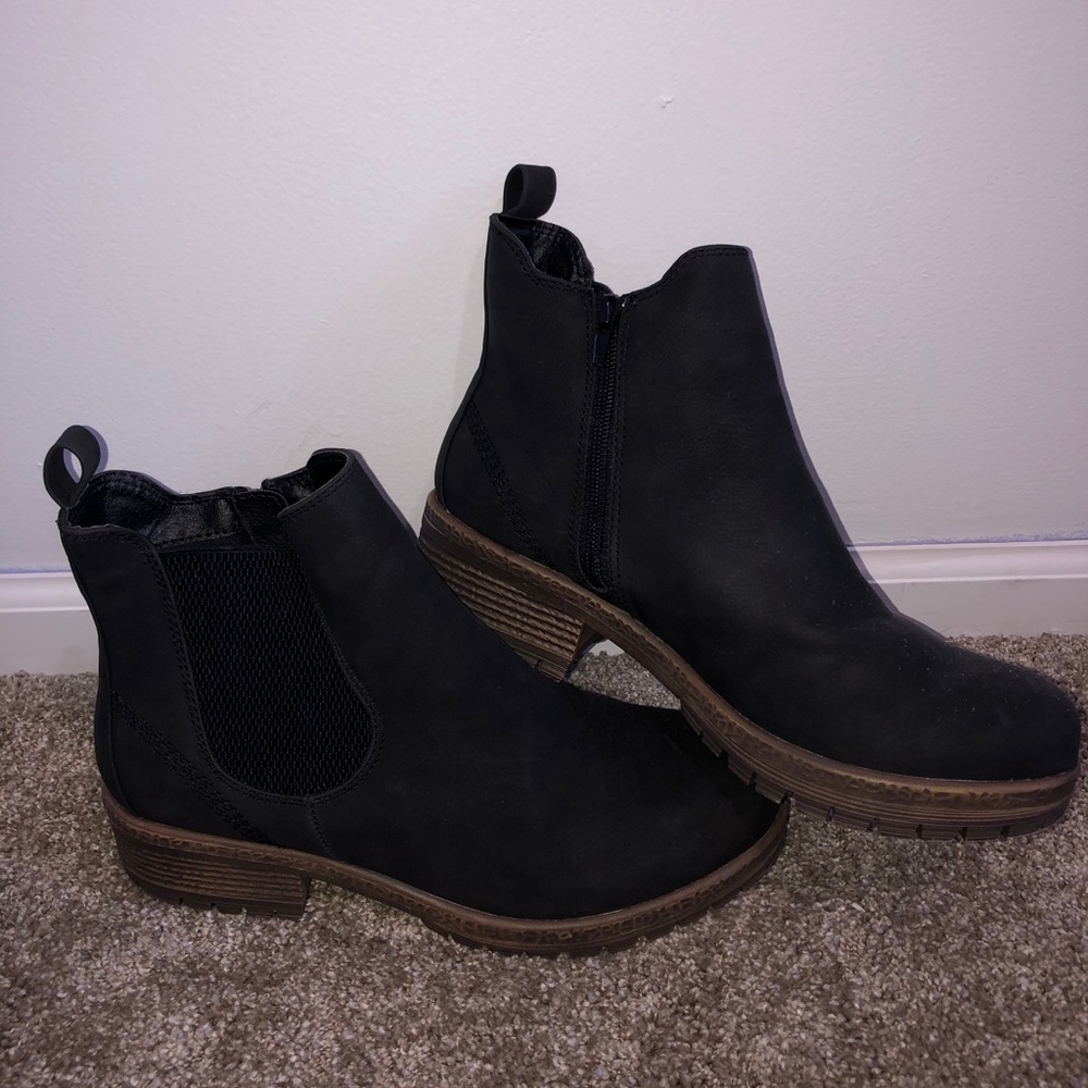 NEW MAURICES CHELSEA BOOTS SIZE 9.5!!